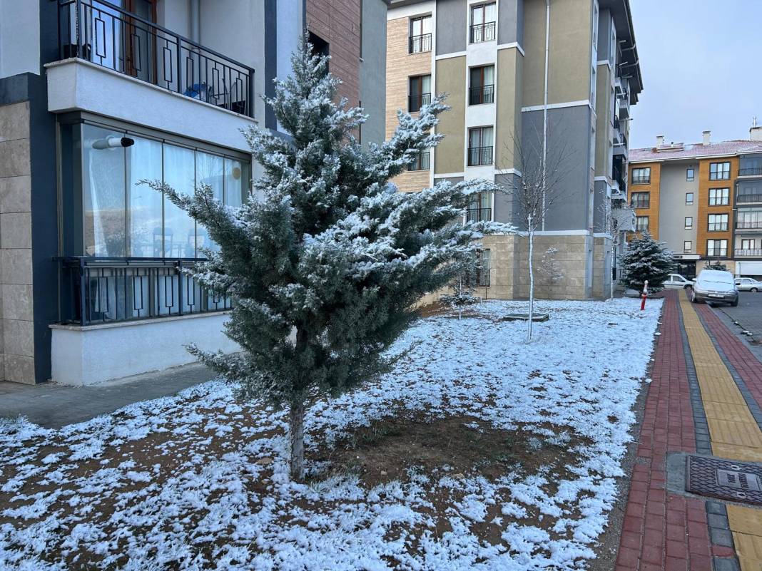 Konya’nın merkezine 11 Nisan’da kar sürprizi 5